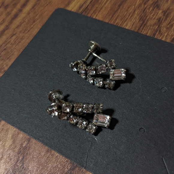 2/20$ midcentury screw back earrings - Picture 1 of 3